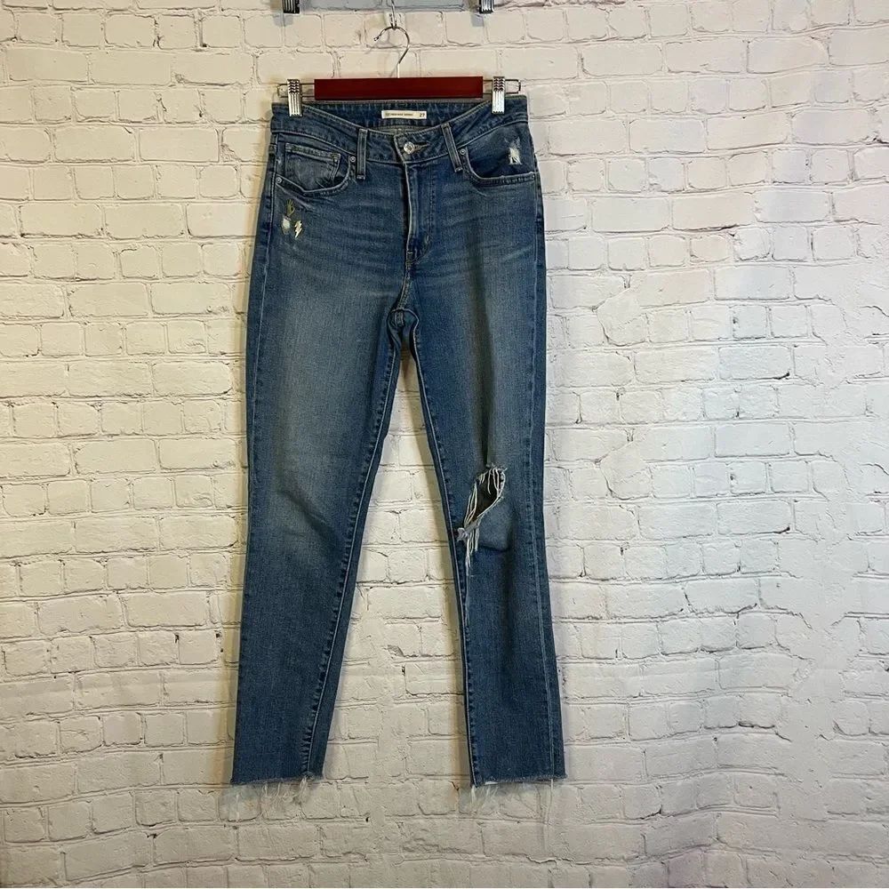 Levi’s 721 High Rise Skinny Distressed Jeans size 27